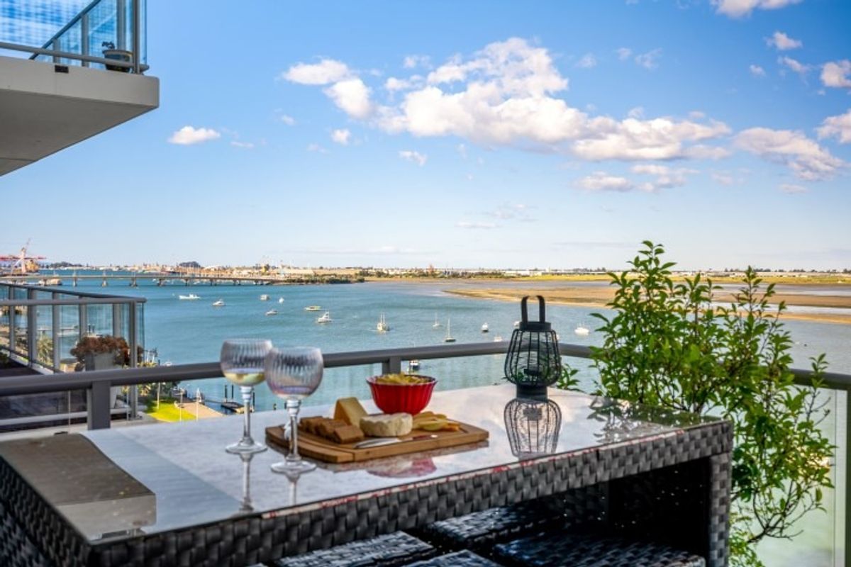 Stunning Tenth Floor Furnished Apartment Available - Devonport Towers - Pohľad 2