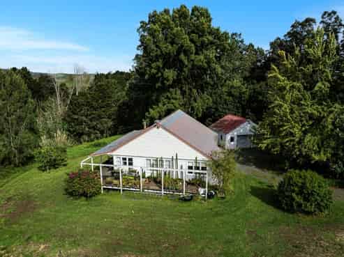 8 Draffin Road, Poroti
