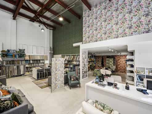 Apartment + showroom/warehouse