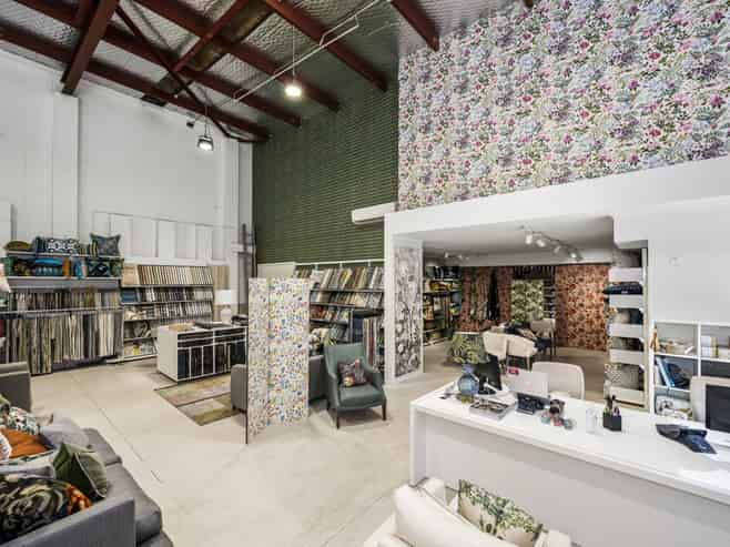 Apartment + showroom/warehouse