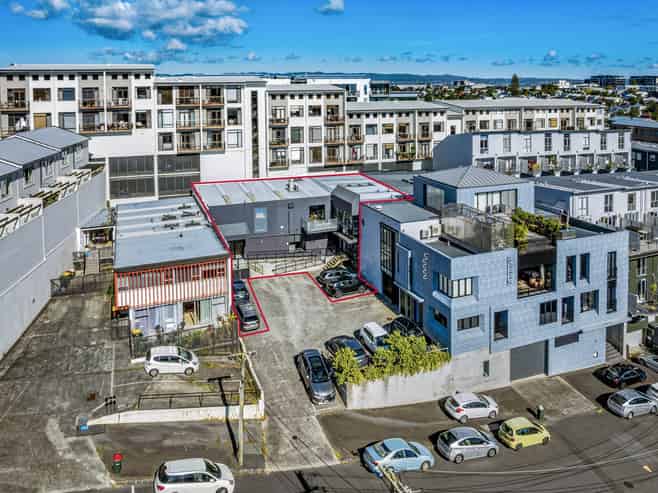 Apartment + showroom/warehouse
