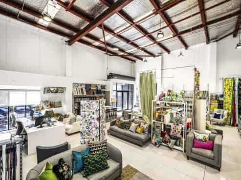 Apartment + showroom/warehouse