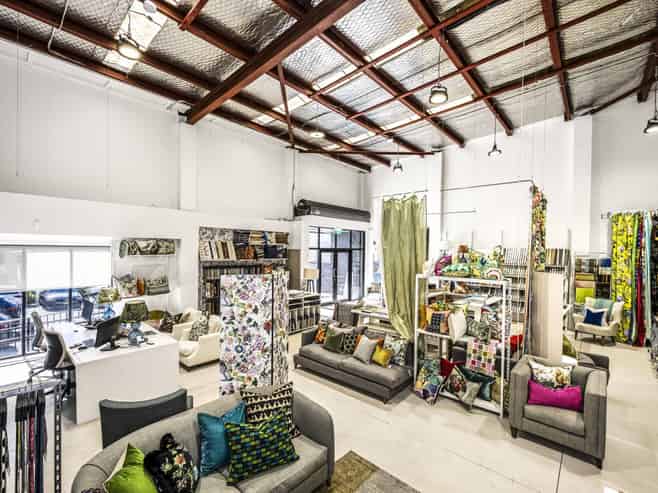 Apartment + showroom/warehouse