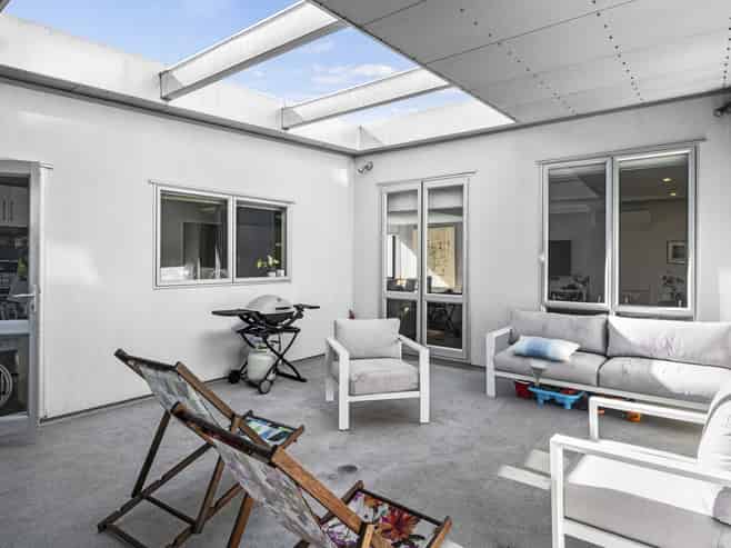 Apartment + showroom/warehouse