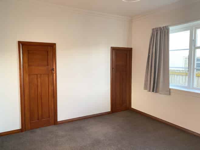 83 Whites Line East, Waiwhetu