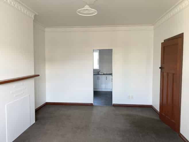 83 Whites Line East, Waiwhetu