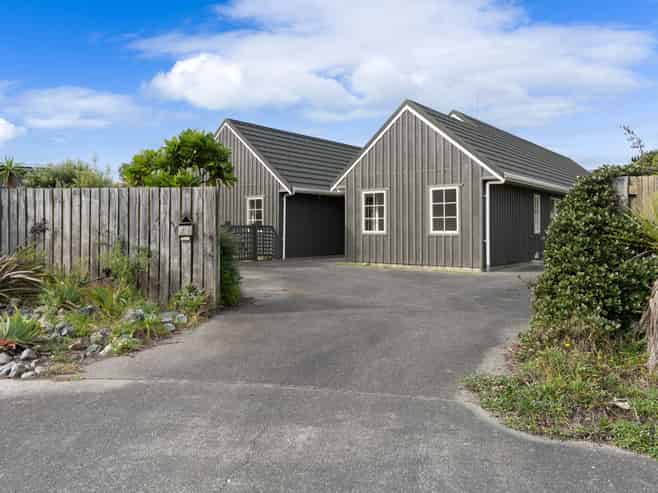 14 Olliver Grove, Waikanae Beach