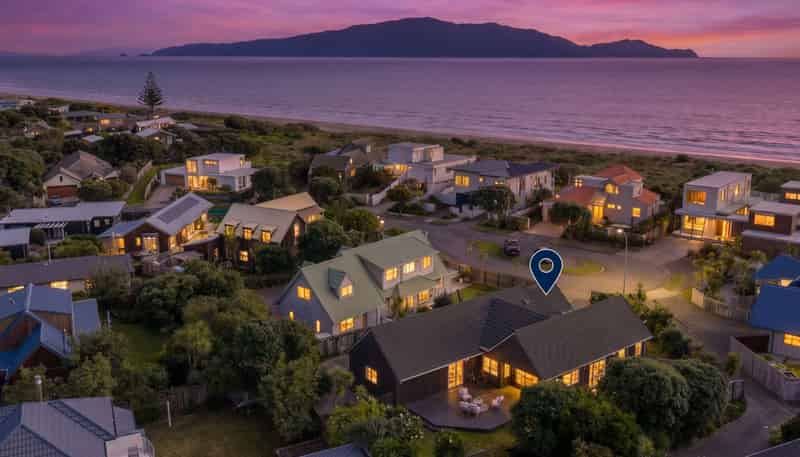 14 Olliver Grove, Waikanae Beach