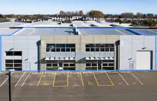Lavish Showroom & Warehouse with Vacant Possession