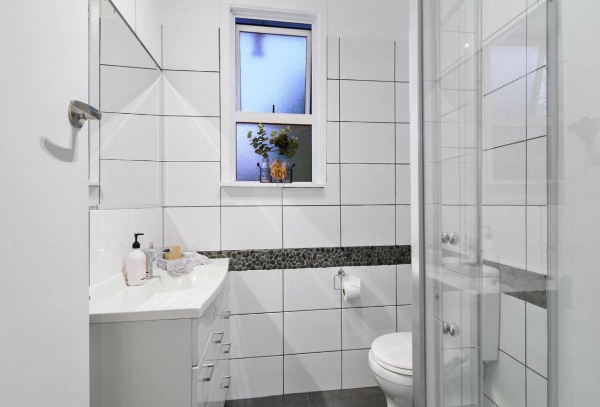 Spacious Family Living in a Handy Location - Więcej