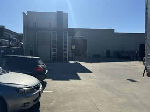 Sizeable high stud warehouse and yard