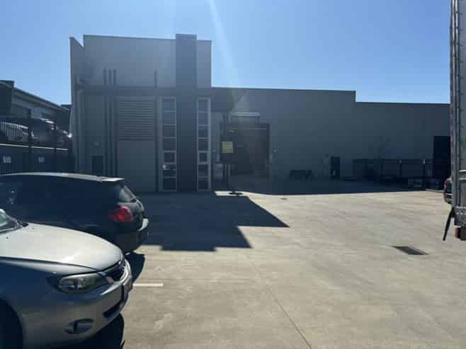 Sizeable high stud warehouse and yard