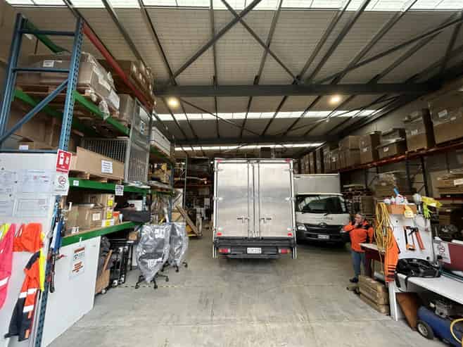 Sizeable high stud warehouse and yard