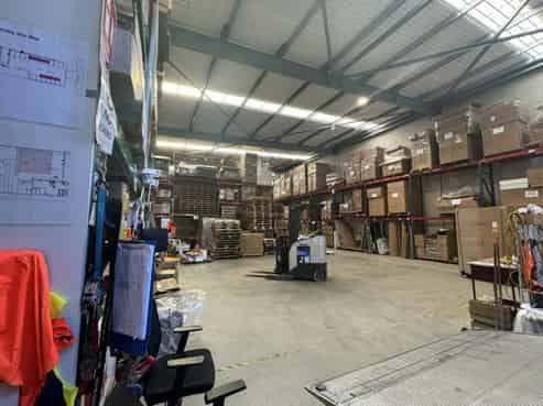 Sizeable high stud warehouse and yard