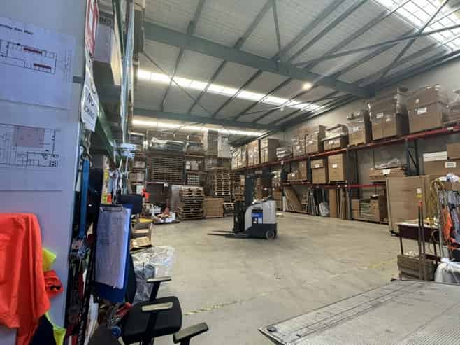Sizeable high stud warehouse and yard