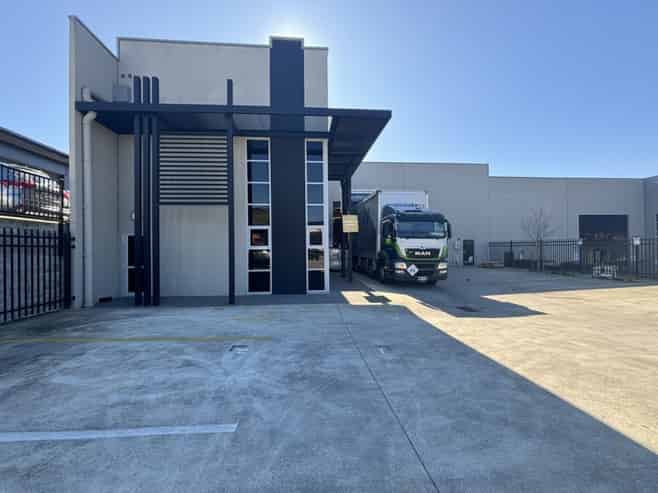 Sizeable high stud warehouse and yard