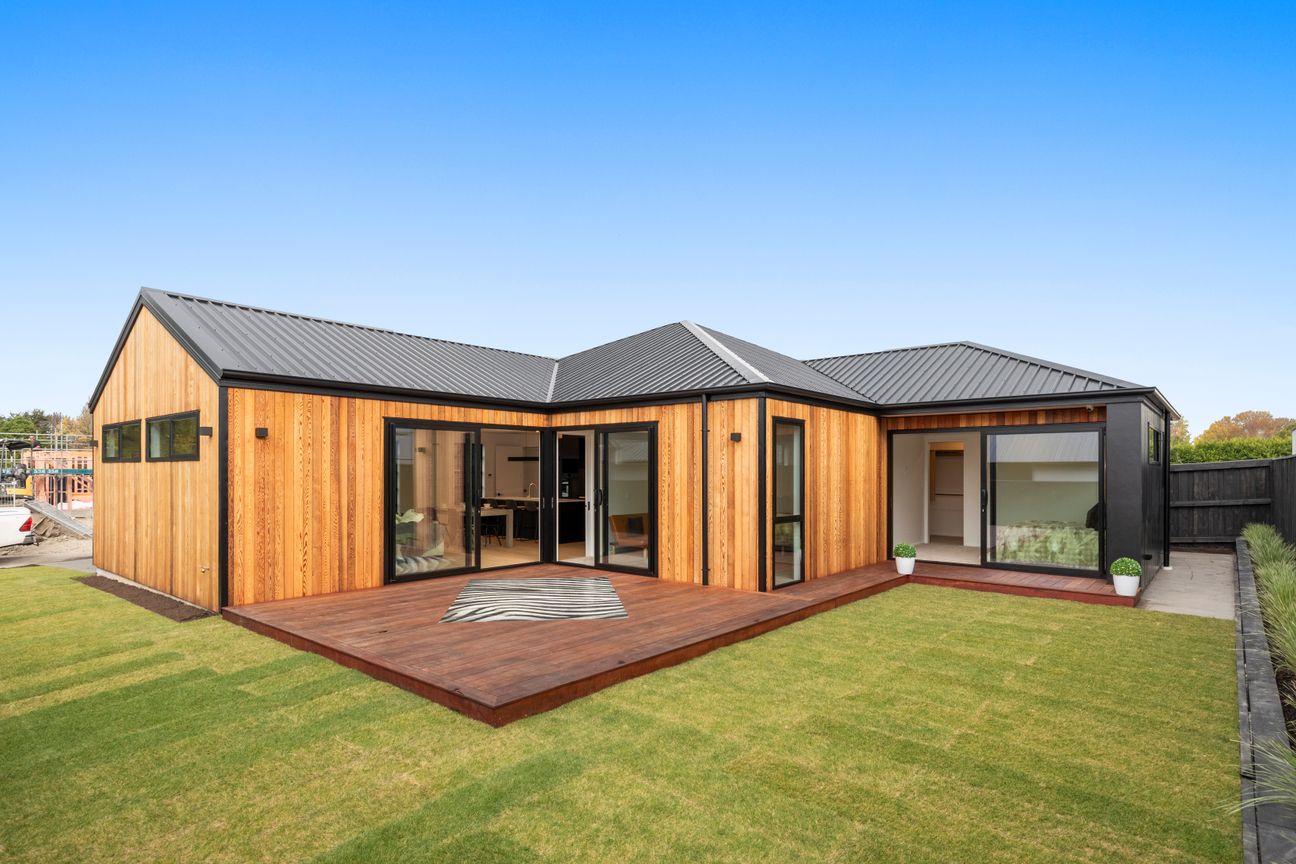 Show Stopper! Well Above the Average New Build. - Fler