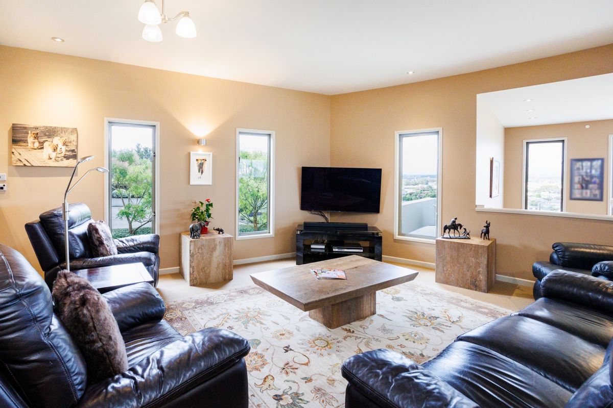 Architectural masterpiece with commanding views – pohled 3