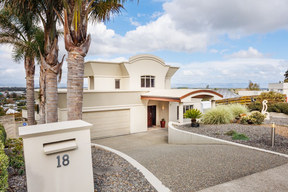 Architectural masterpiece with commanding views – další