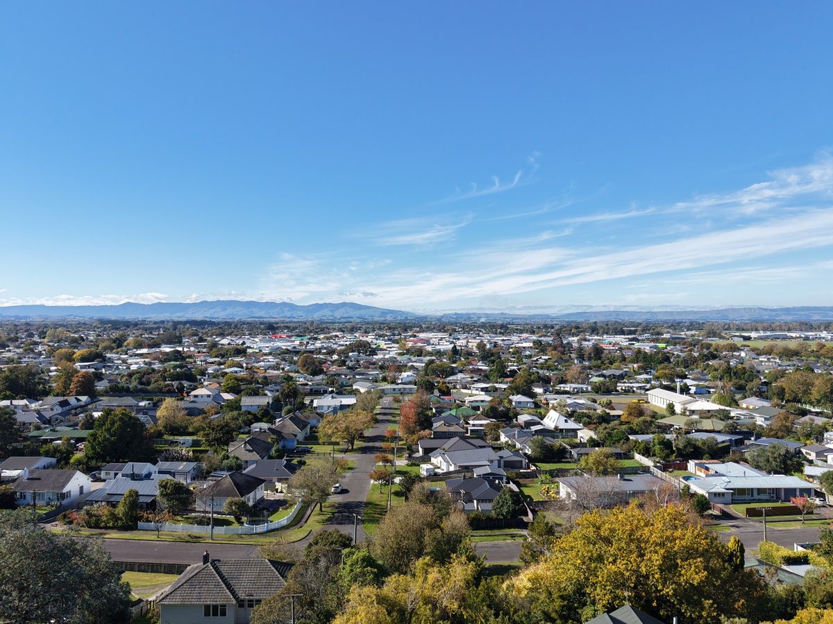 Architectural masterpiece with commanding views – pohled 4