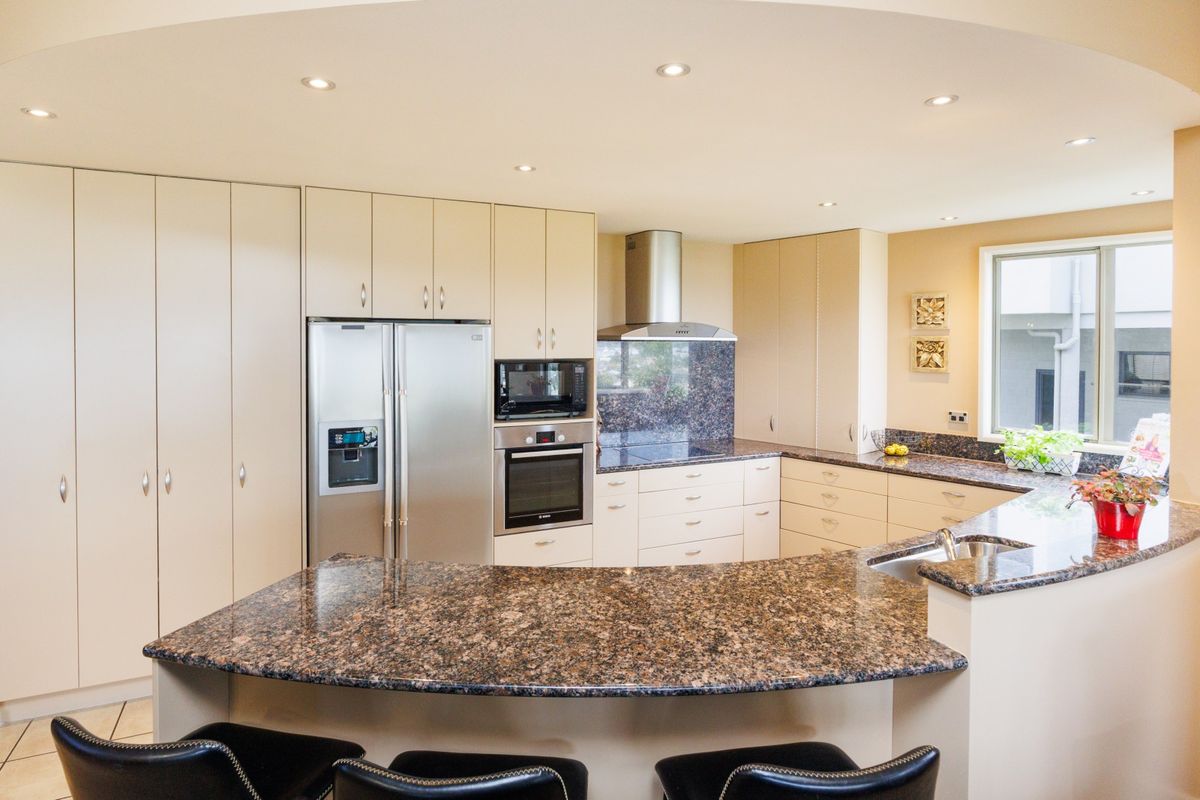 Architectural masterpiece with commanding views – pohled 2