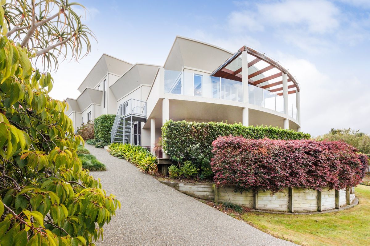 Architectural masterpiece with commanding views – pohled 6