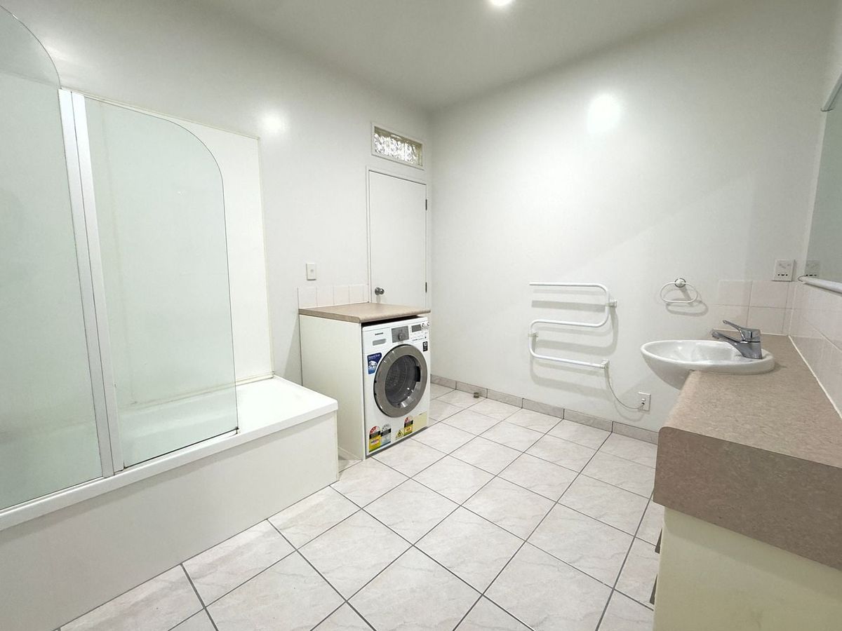 Spacious 2-Bedroom Living - Mehr
