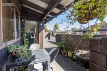 2/135 Parrs Cross Road, Glen Eden