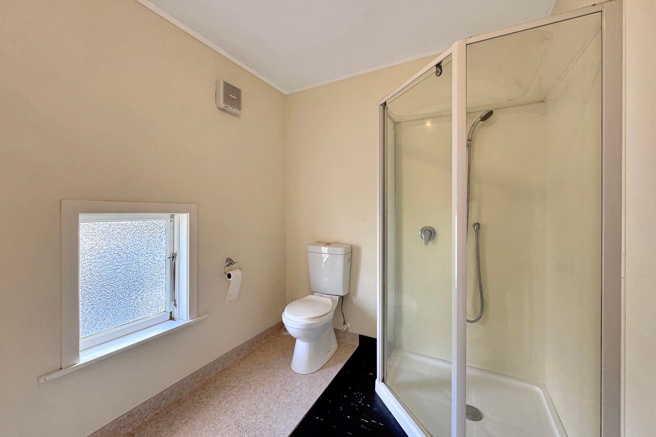 Dual Income/Prime City-Fringe Investment - Vista 6