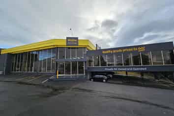 LARGE FORMAT RETAIL IN LINK DRIVE