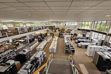 LARGE FORMAT RETAIL IN LINK DRIVE