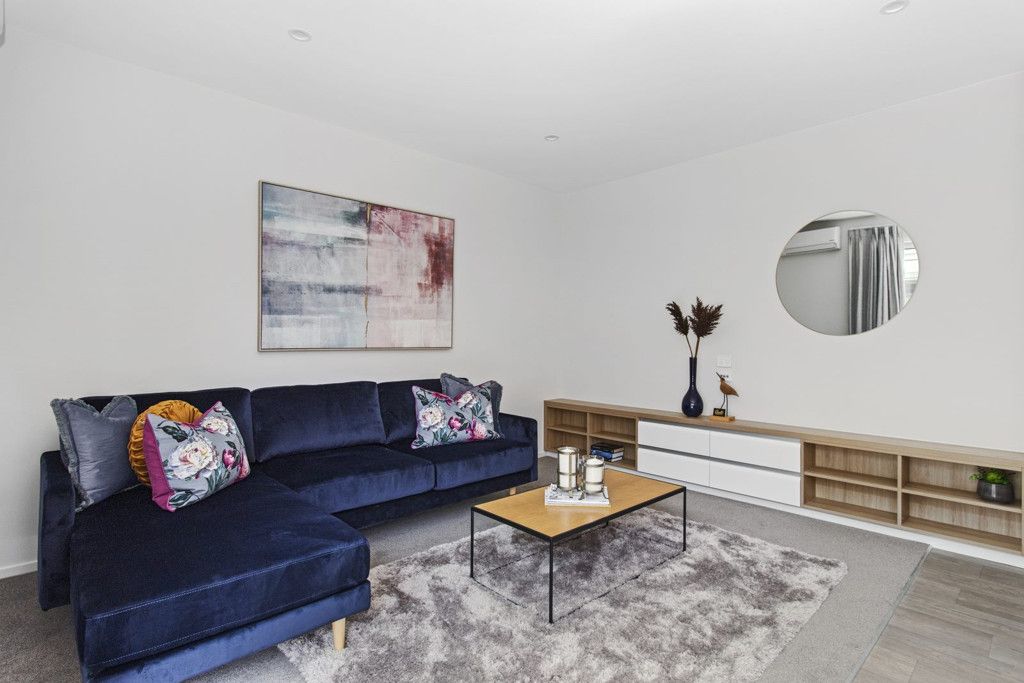 Butas – Hamilton, Knighton - Daugiau