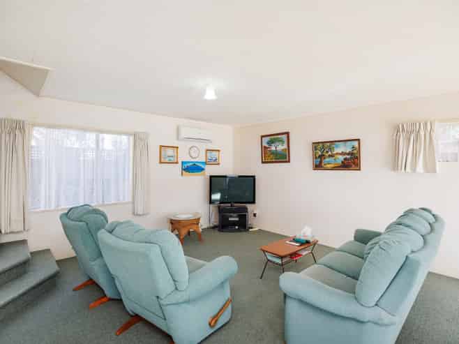 2A Bristol Crescent, Roslyn
