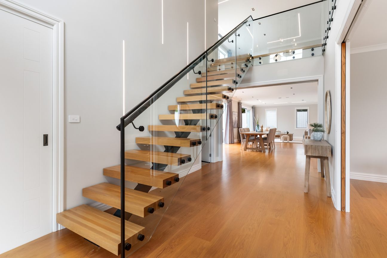 Luxury Home & Income Living by the water! - Aanzicht 6