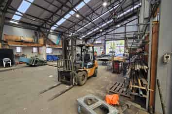 Large Engineering Workshop FOR LEASE!