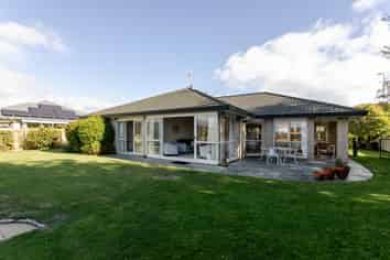 63 Guildford Drive, Paraparaumu