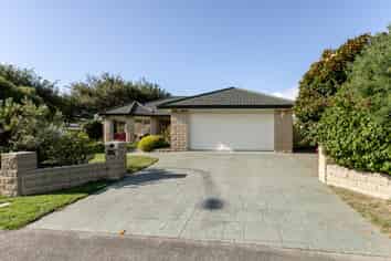 63 Guildford Drive, Paraparaumu