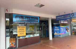 Retail/office with shared entry & amenities