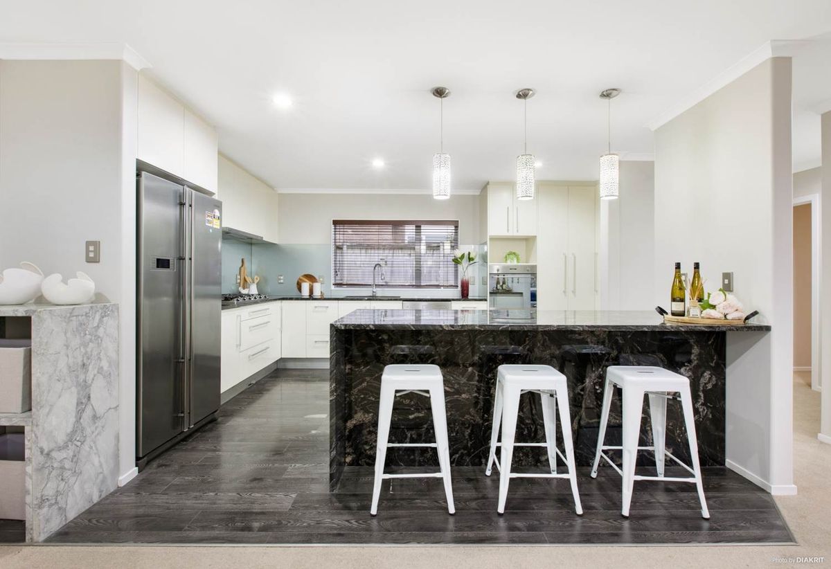 Spacious Family Home – 4 Bedrooms, 3 Bathrooms, 3 Living Areas & Double Garage - Widok 6