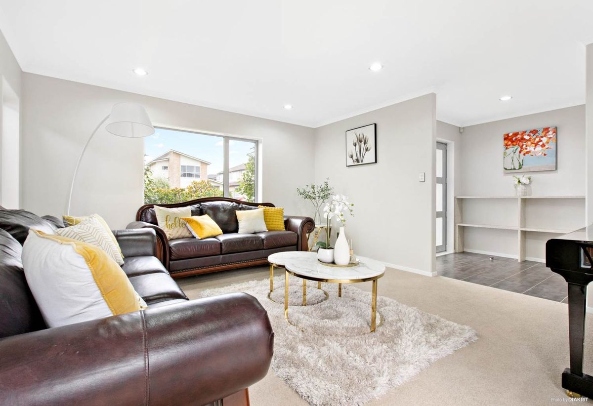 Spacious Family Home – 4 Bedrooms, 3 Bathrooms, 3 Living Areas & Double Garage - Widok 3