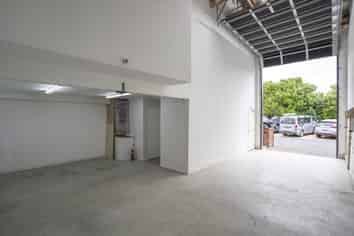 Live / work unit for lease