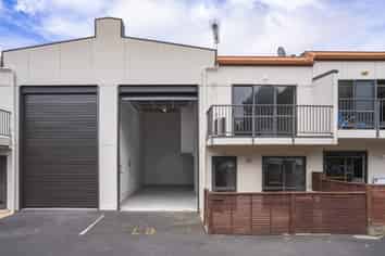 Live / work unit for lease