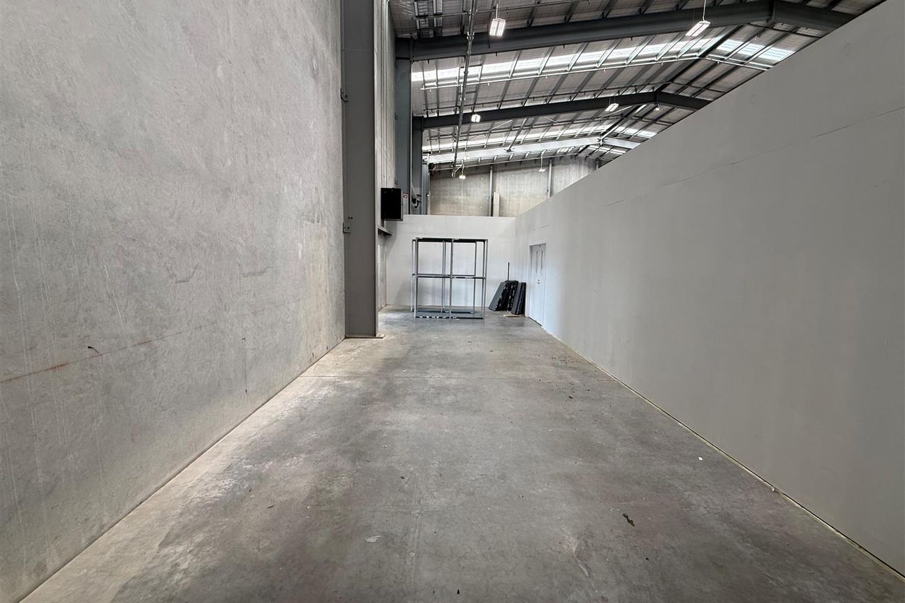 Well-Located and Flexible Industrial Space - Więcej