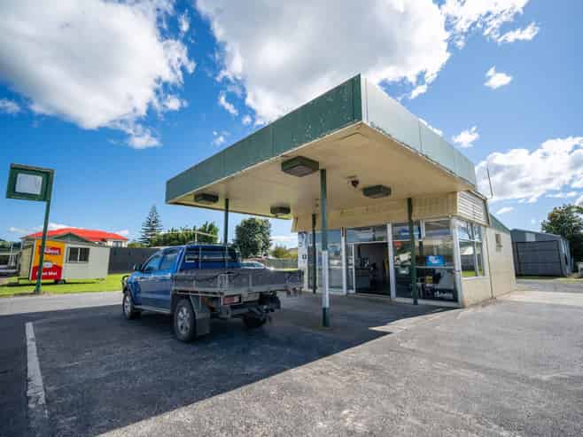 PRIME HIGHWAY FRONTAGE WITH DEVELOPMENT UPSIDE
