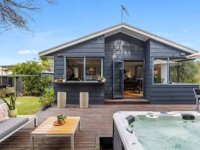 11 Donald Street, Stanmore Bay