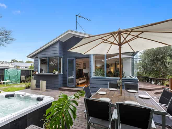 11 Donald Street, Stanmore Bay