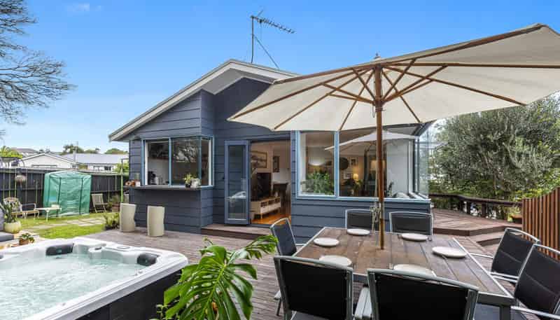 11 Donald Street, Stanmore Bay