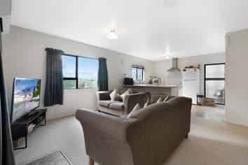 2/191 Don Buck Road, Massey
