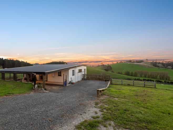 86 Valley Road, Waitoki