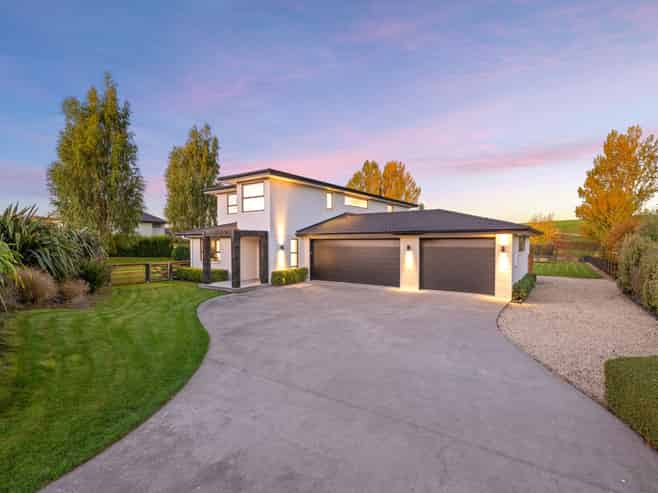 8 Bradleigh Park, Fairhall